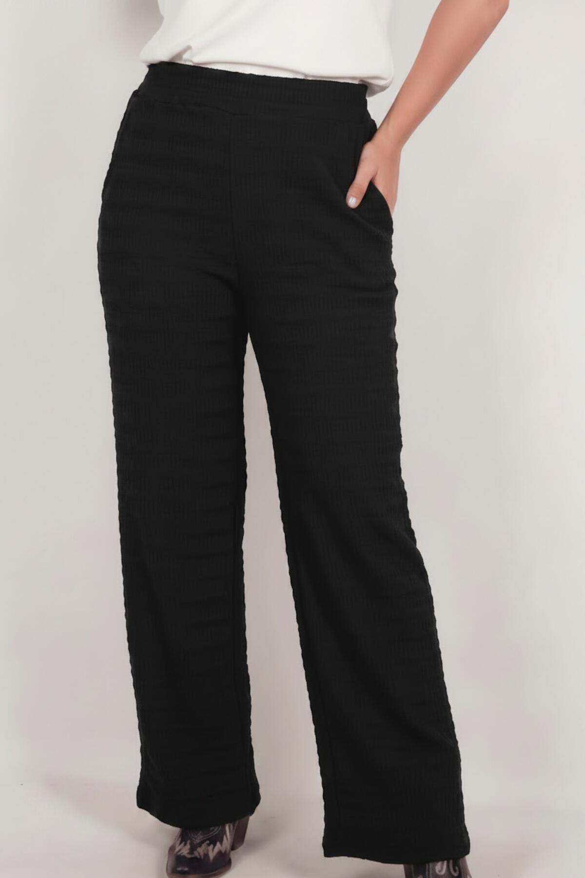 Plus-Size Hose mit Wellenmuster und weitem Bein – Schwarz