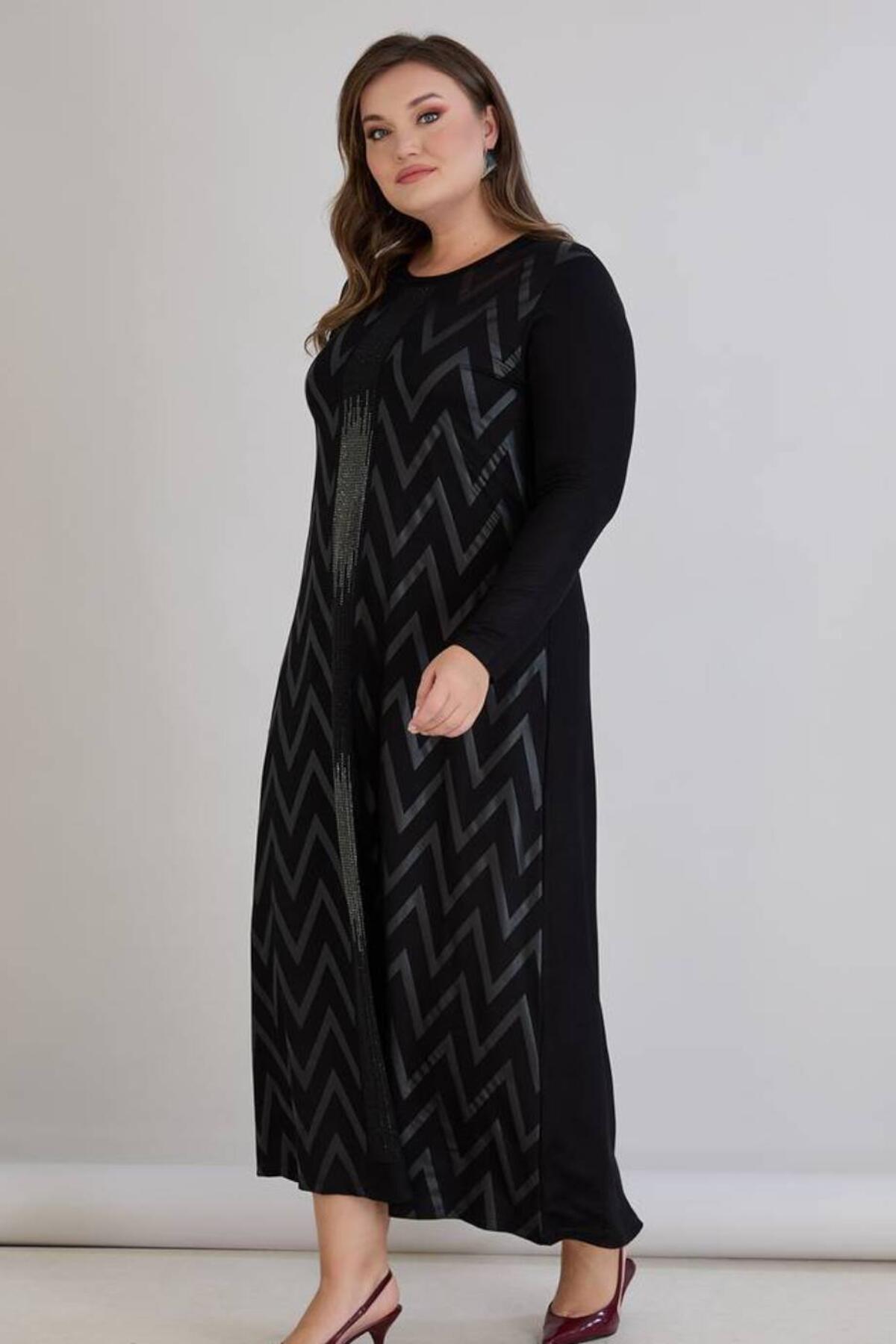 Plus-Size Maxikleid mit Zickzackmuster und Steindetails — Schwarz
