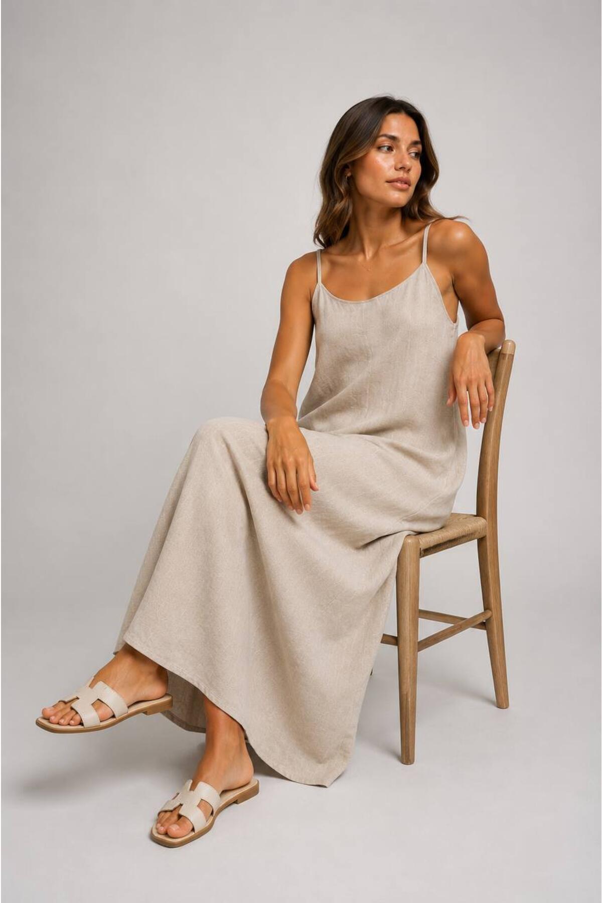 Leinenkleid mit dünnen, verstellbaren Trägern – Nude