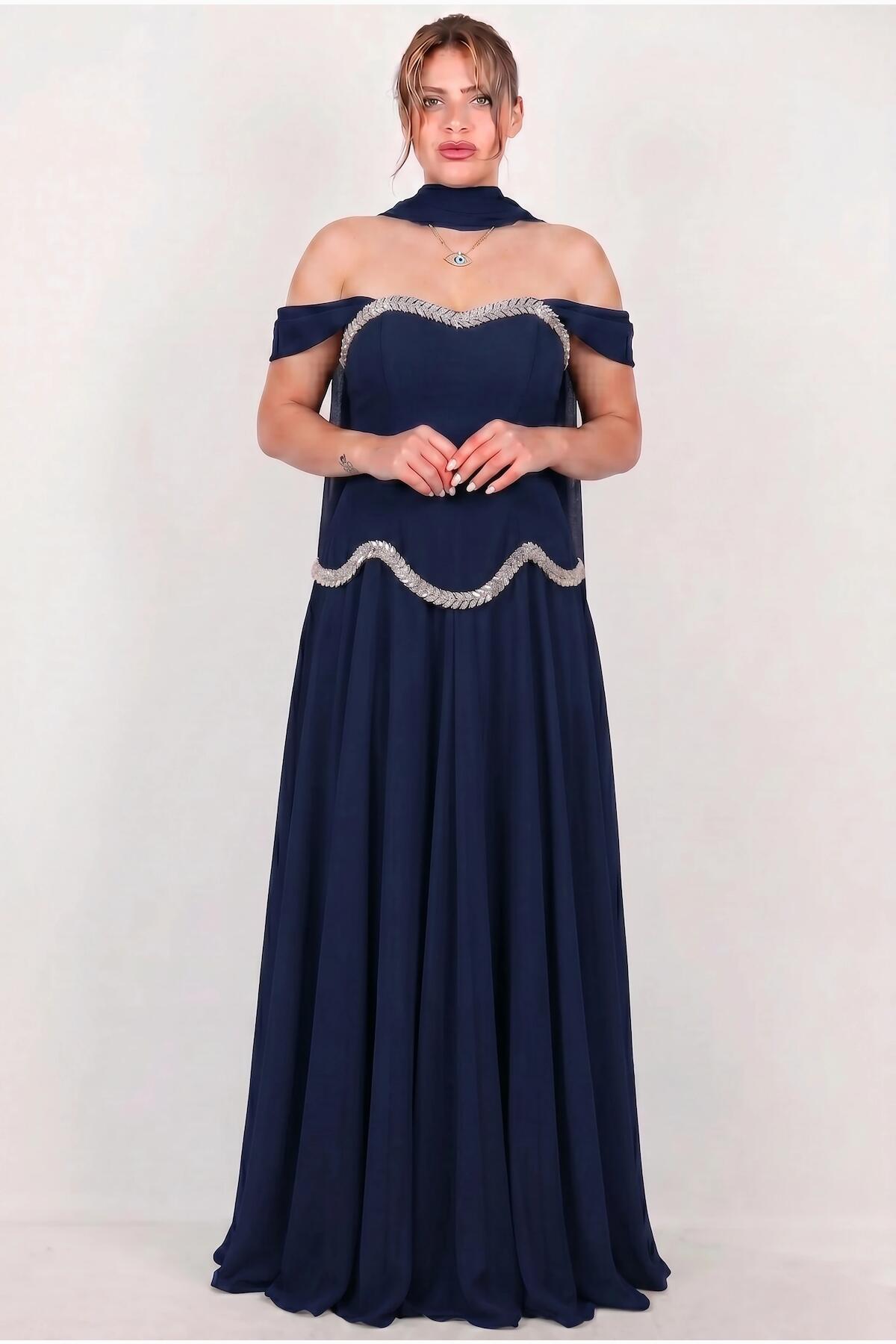 Großes Abendkleid aus marineblauem Crêpe mit Stola und Tüllrock — mit Kristallverzierung