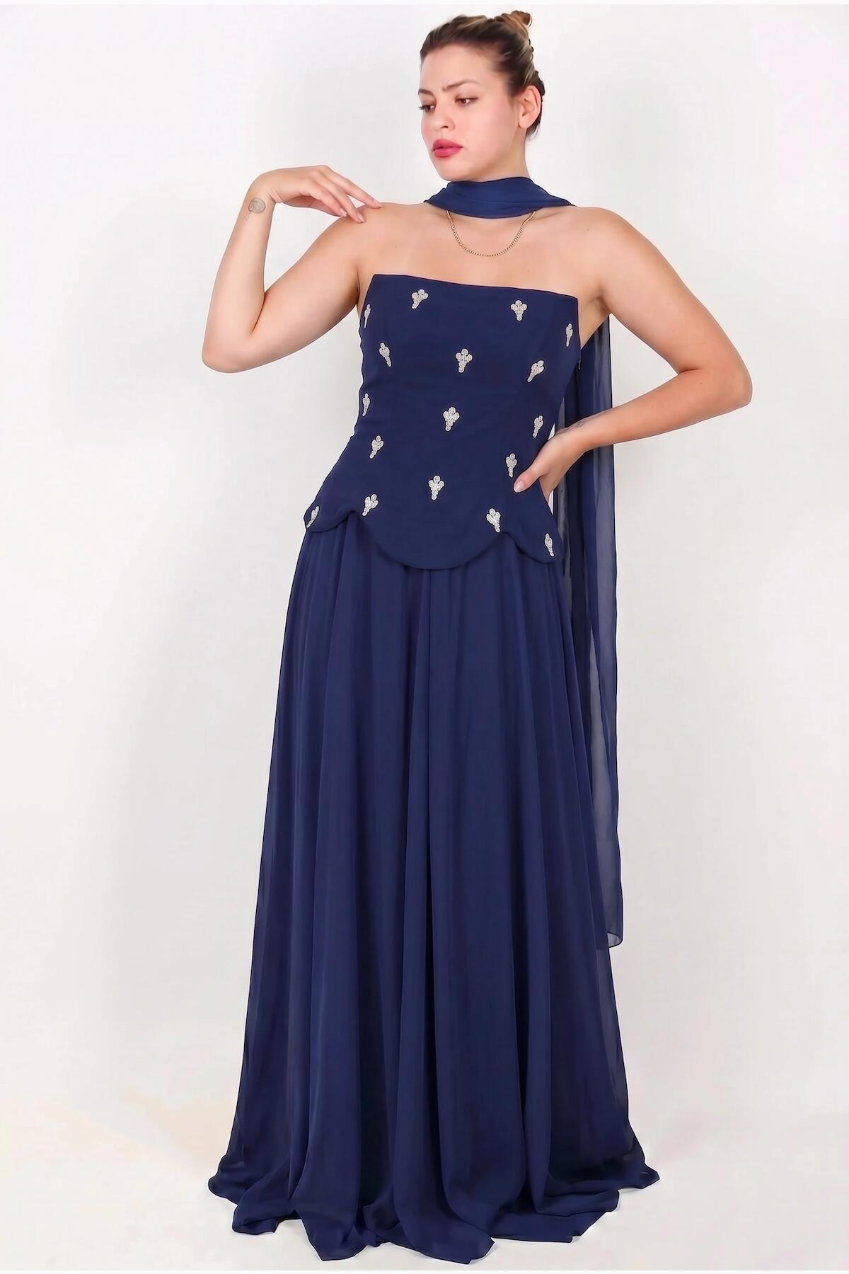 Abendkleid Plus-Size aus Crêpe mit Tüllrock und Steinverzierung — Marine