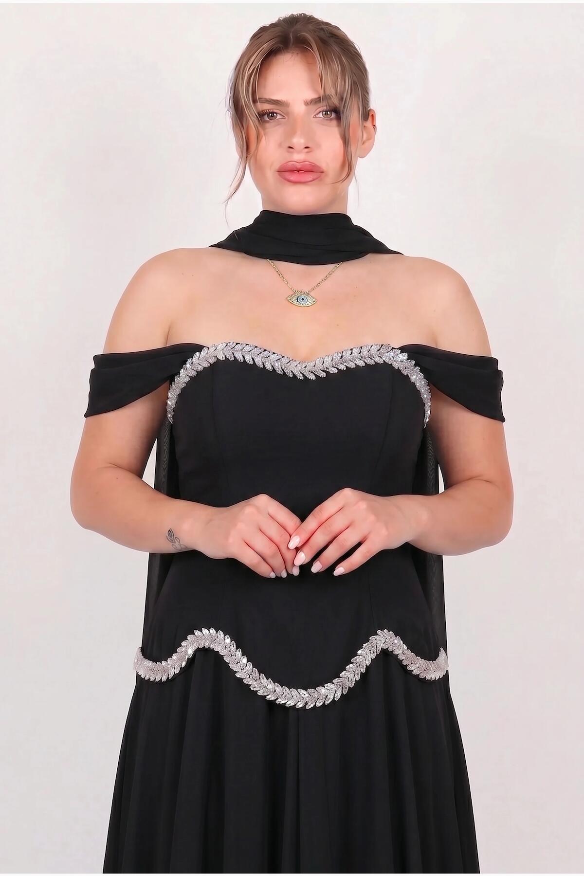 Plus-Size Crêpe-Abendkleid mit Tüllrock und Stola — Schwarz