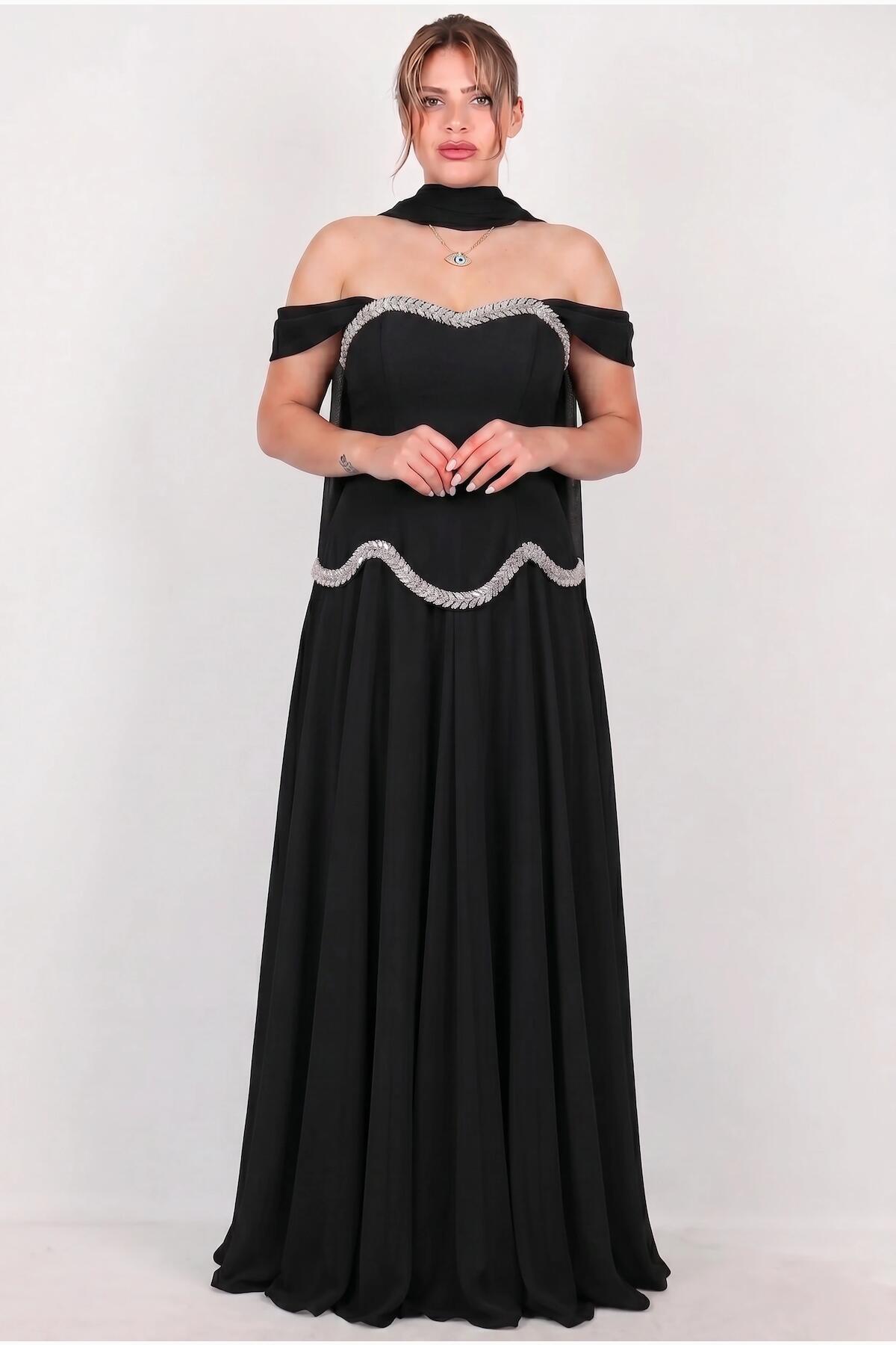 Plus-Size Crêpe-Abendkleid mit Tüllrock und Stola — Schwarz