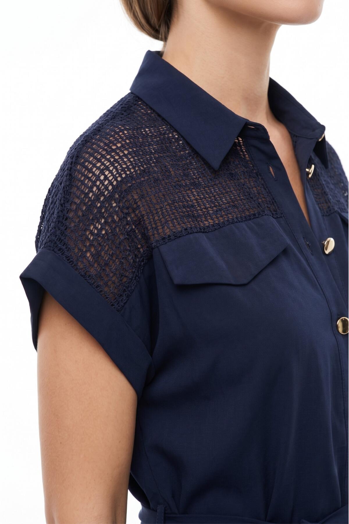 Große Größen Marineblaues durchgeknöpftes Kleid mit Mesh-Schulterdetails