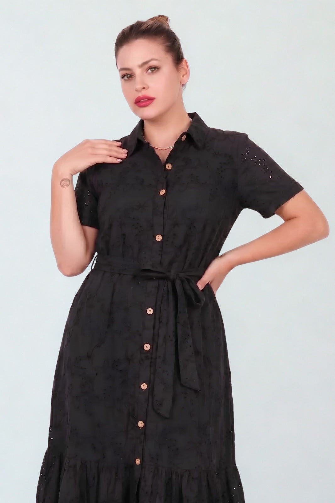 Plus-Size Hemdblusenkleid mit Knopfleiste und kurzen Ärmeln, Schwarz