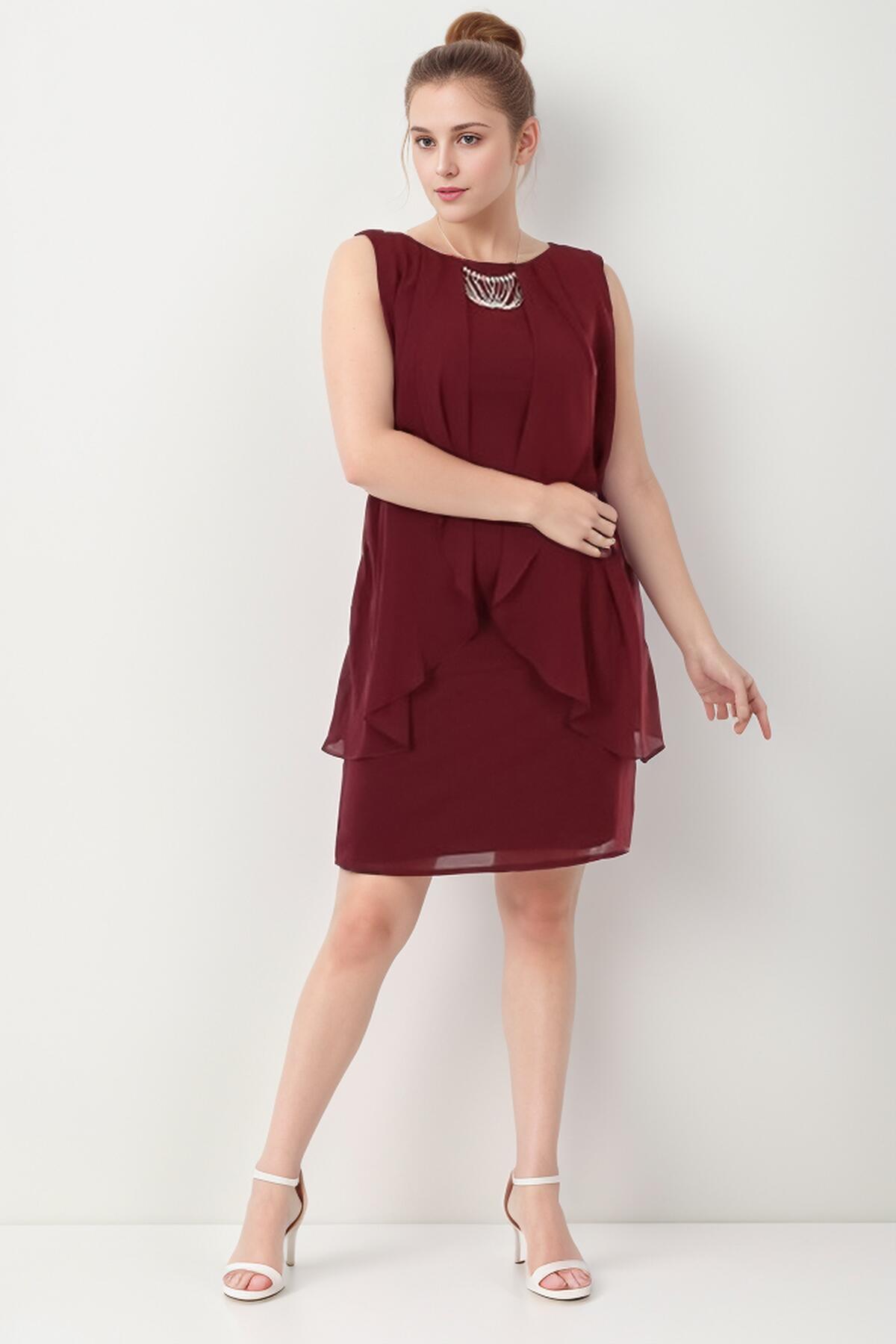 Plus-size korte chiffon jurk met halslijn met ketting — Bourgondië