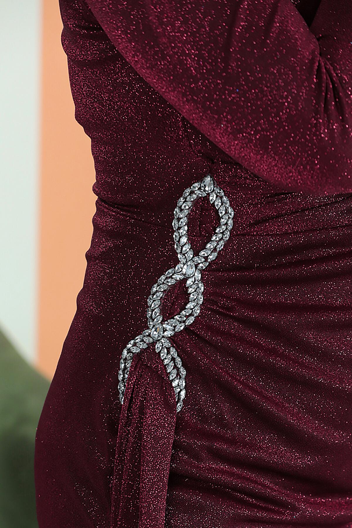 Elegantes Abendkleid mit Wickeldetail und Glitzer in Großen Größen — Burgunderrot