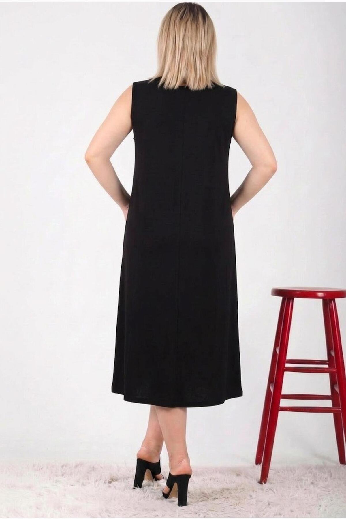 Plus‑Size Sleeveless Crew‑Neck Dress — Black