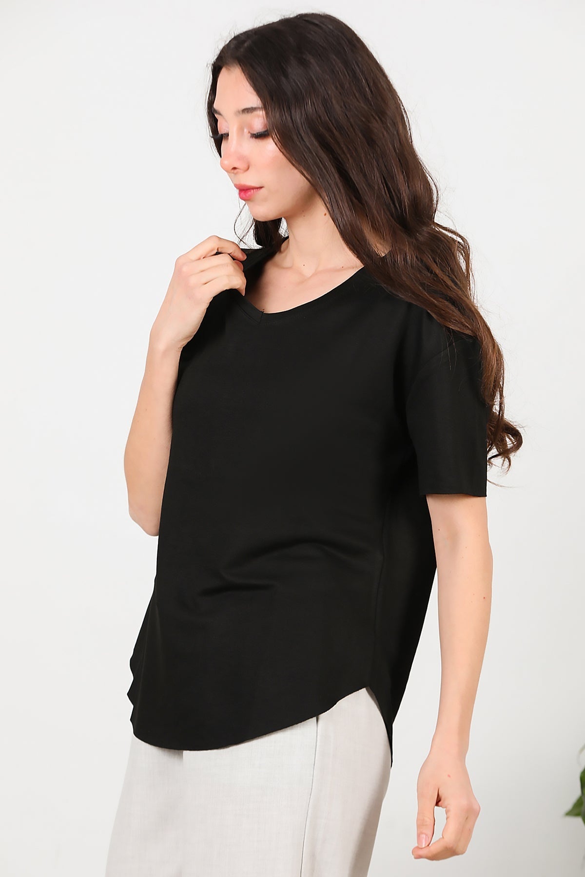 V-Ausschnitt T-Shirt mit abgerundetem Saum – Schwarz
