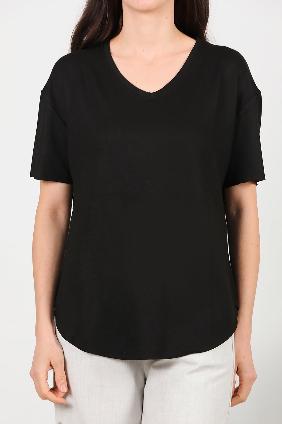 V-Ausschnitt T-Shirt mit abgerundetem Saum – Schwarz
