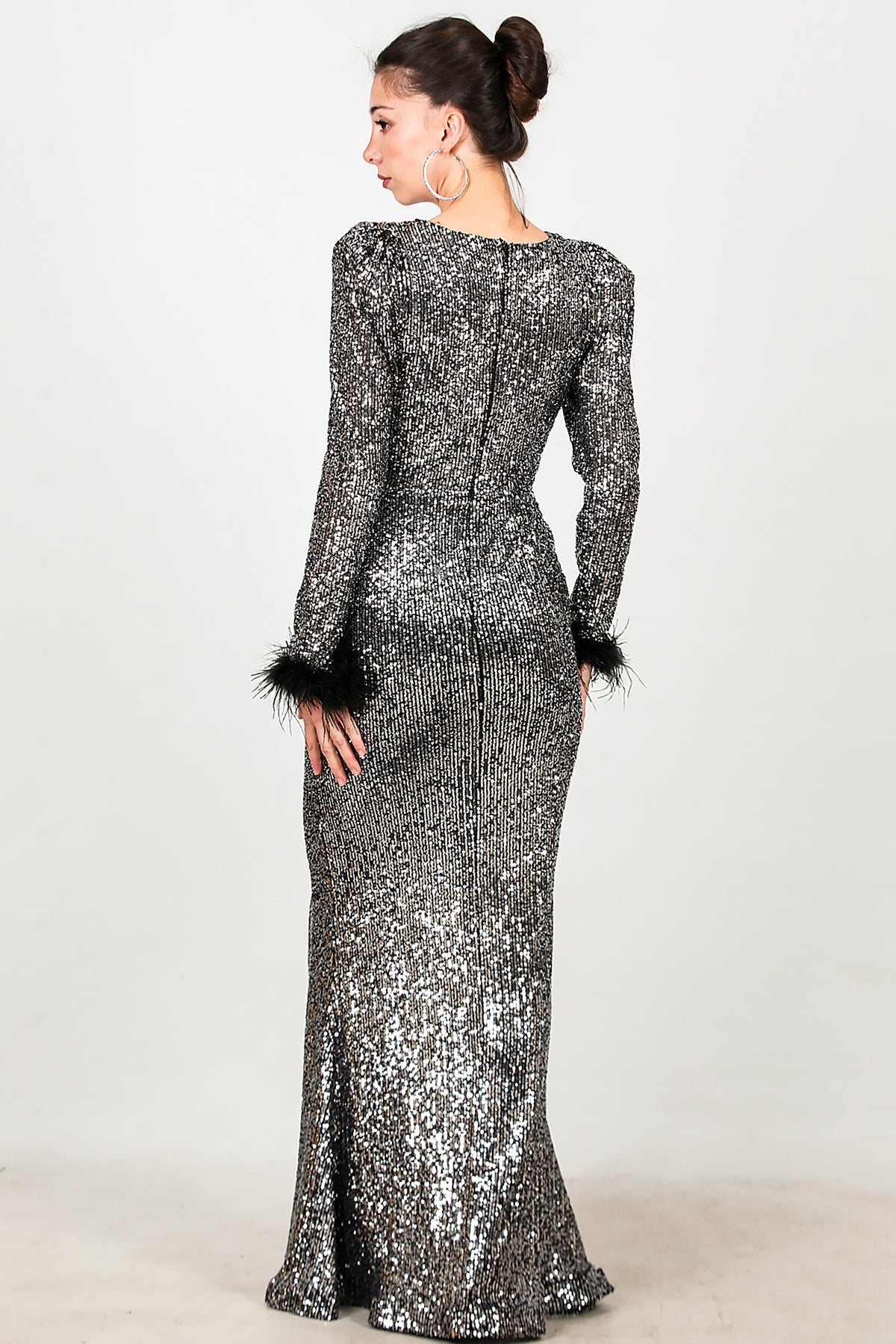 Langes Pailletten-Abendkleid mit Federbesatz an den Ärmelbündchen – Silber