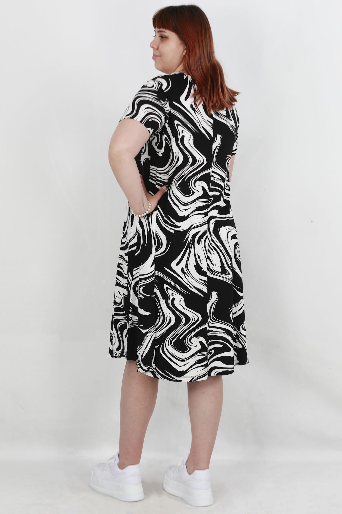 Große Größen Gemustertes Kleid — Mehrfarbig