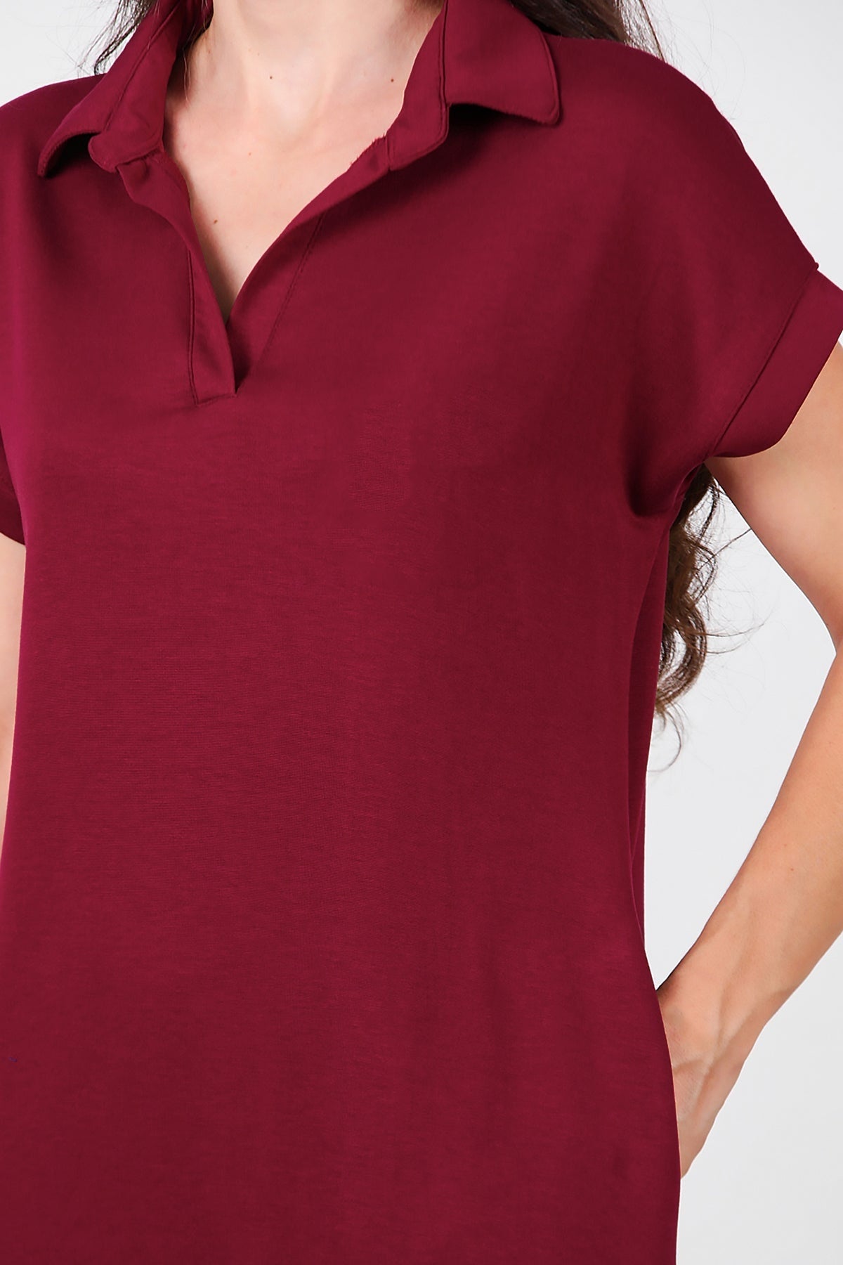 Kurzes Kleid mit Kragen — Burgund