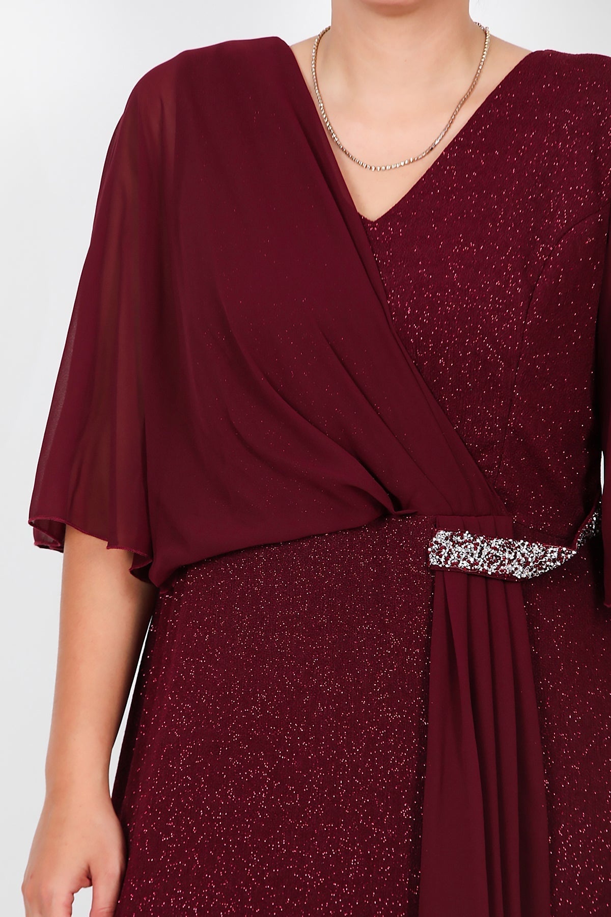 Großes langes Abendkleid mit Chiffon-Oberteil und Taillen-Stein-Detail – Burgund