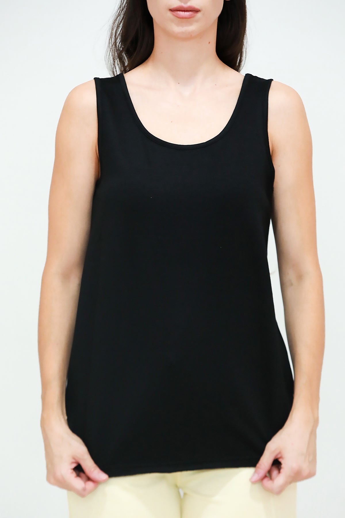 T-Shirt mit breiten Trägern – Schwarz
