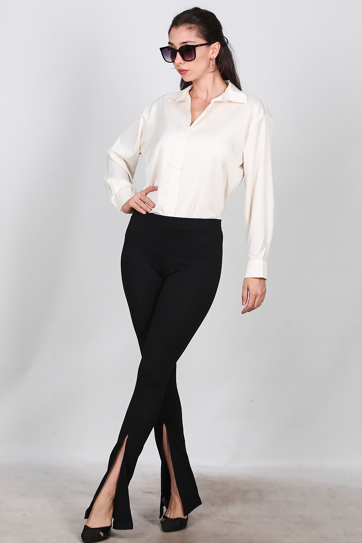 Damen-Leggings mit ausgestelltem Bein und seitlichem Schlitz — Schwarz