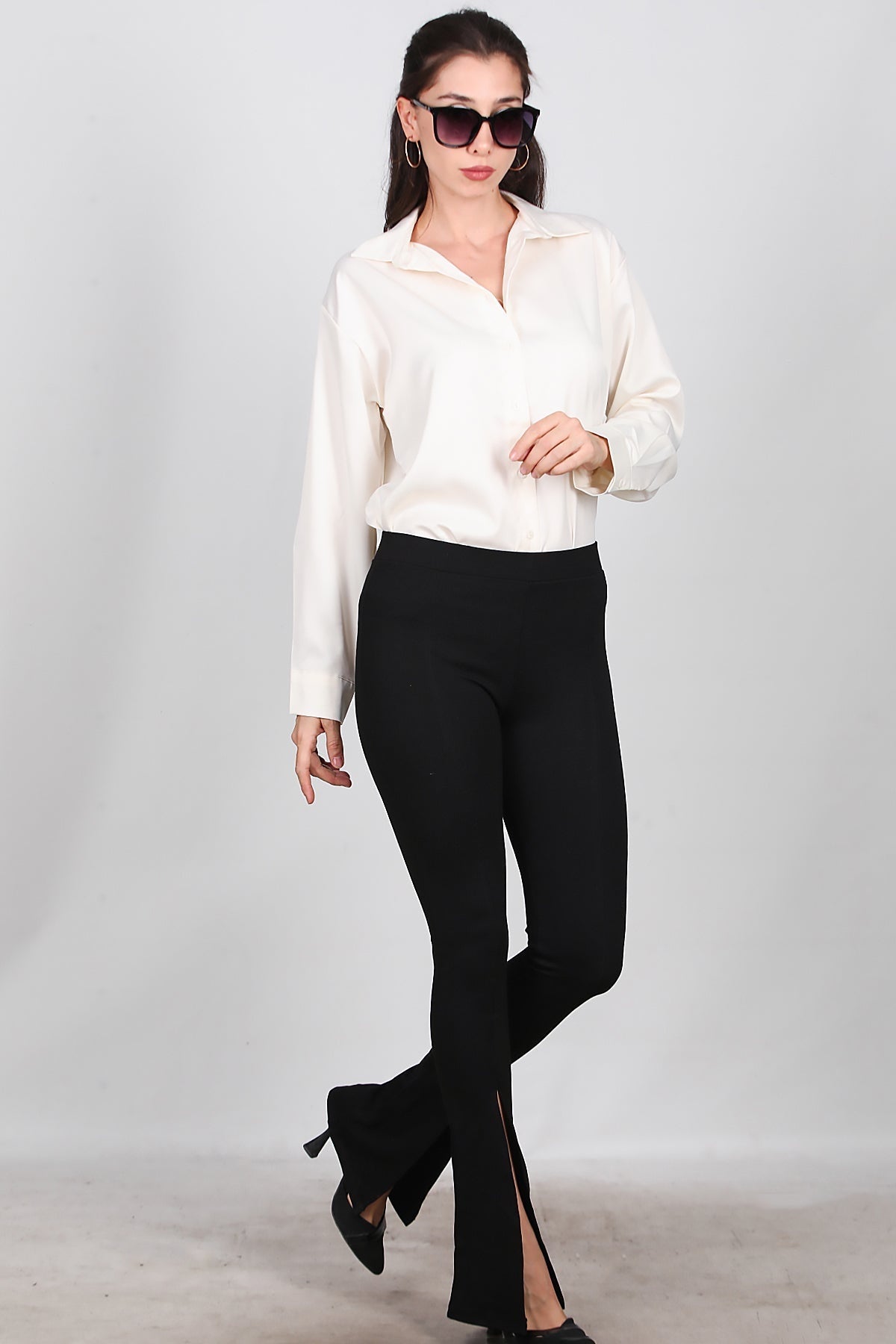Damen-Leggings mit ausgestelltem Bein und seitlichem Schlitz — Schwarz