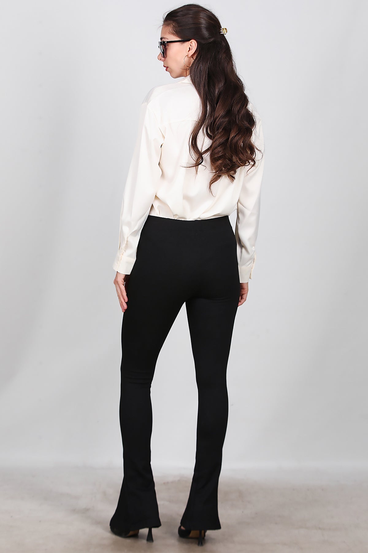 Damen-Leggings mit ausgestelltem Bein und seitlichem Schlitz — Schwarz