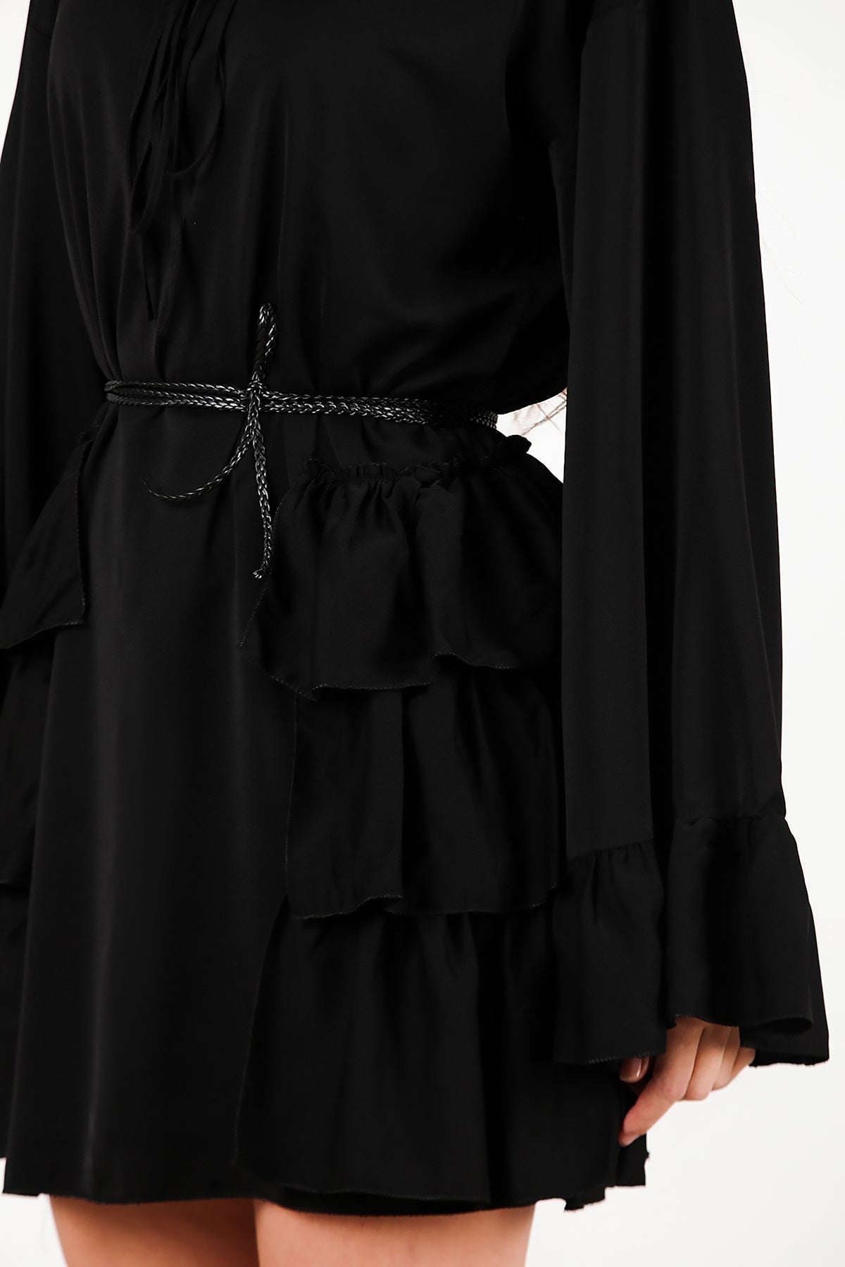 Kleid mit Seiten- und Ärmelsaumrüschen – Schwarz