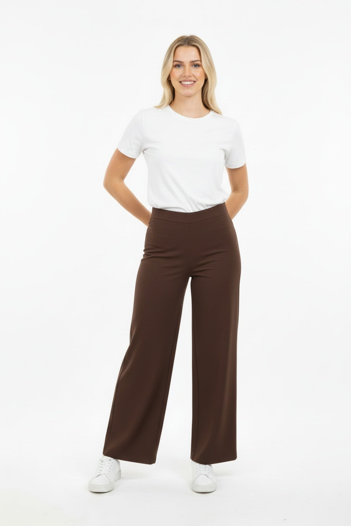 Braune Jeans mit weitem Bein und Gummizug an der Taille