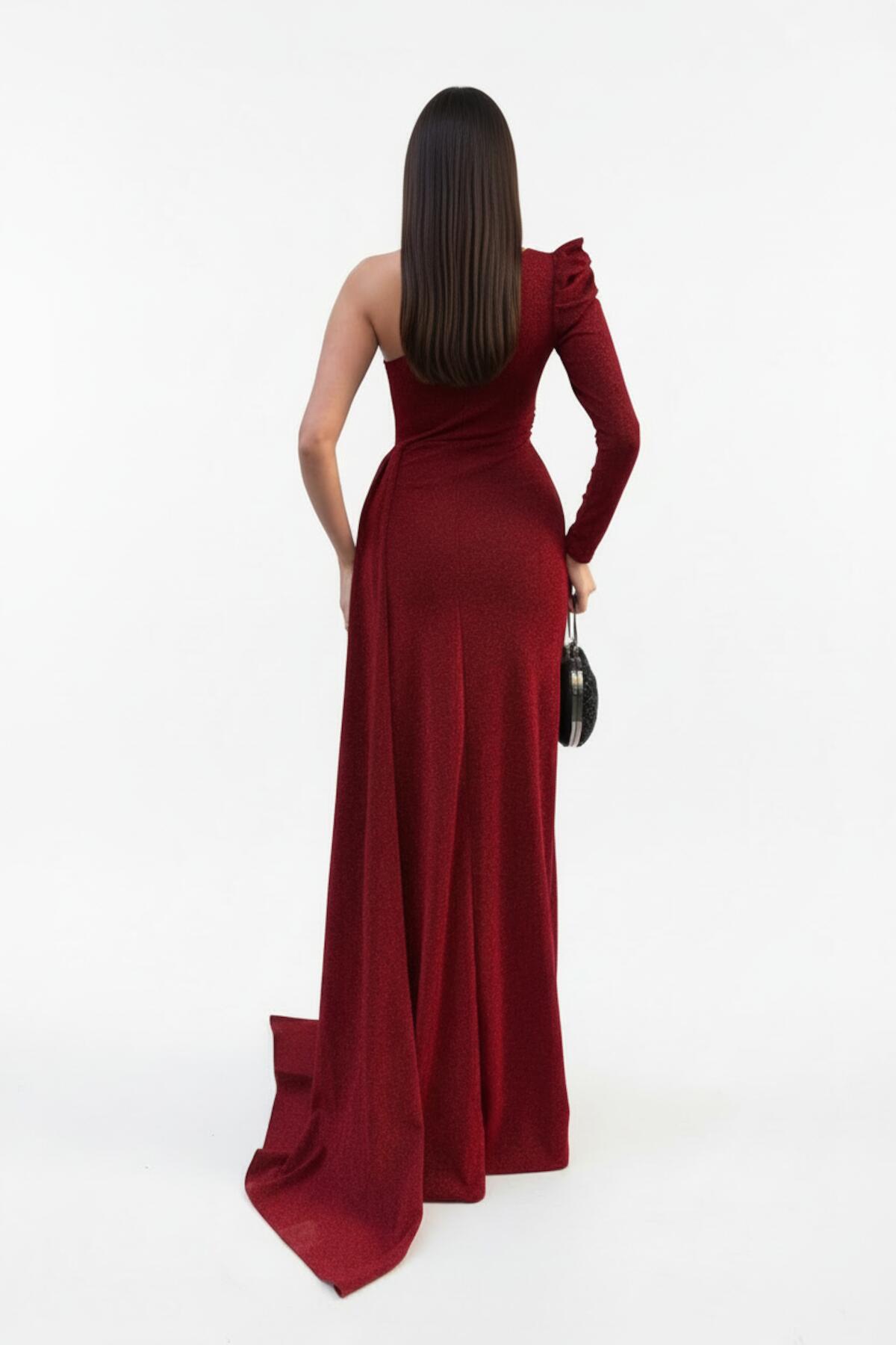 Burgunderrotes, samtiges Abendkleid mit One-Shoulder-Träger