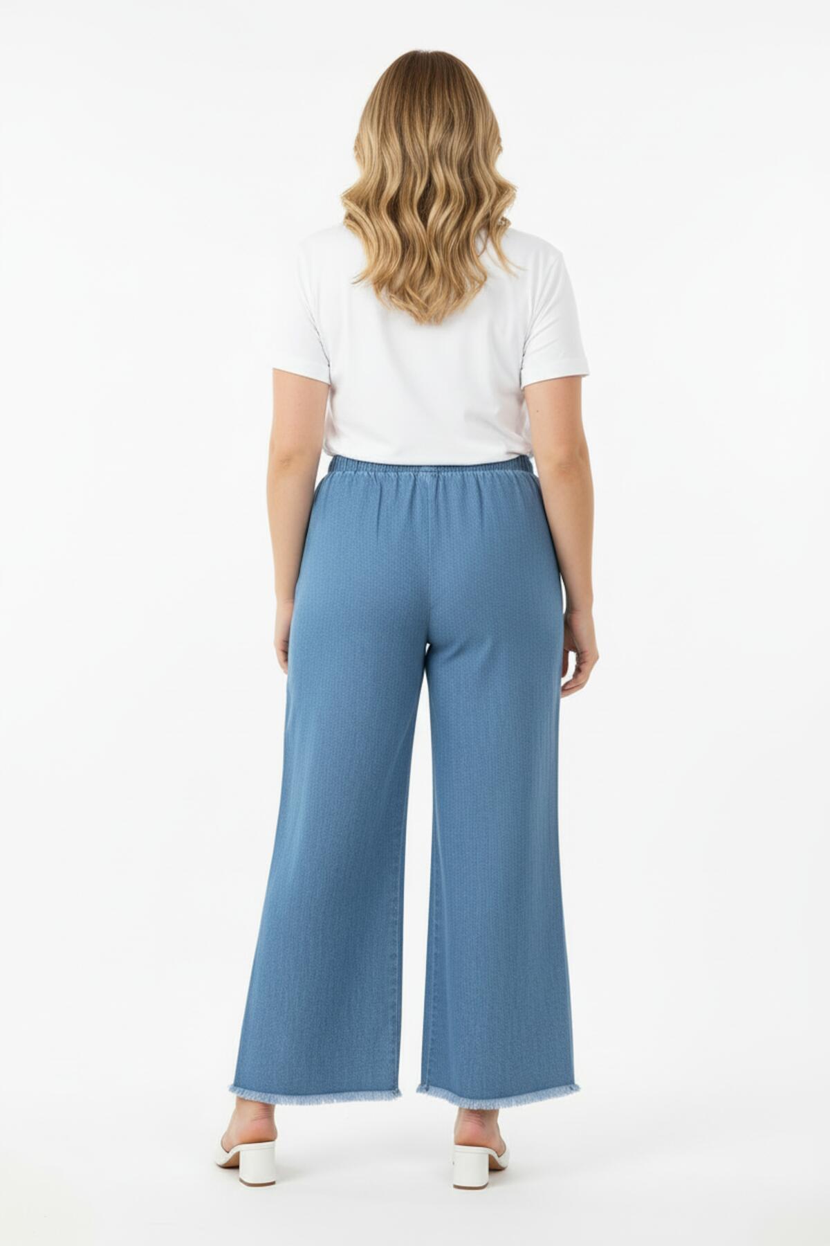 Weite, leichte Jeanshose in Großen Größen — Blau