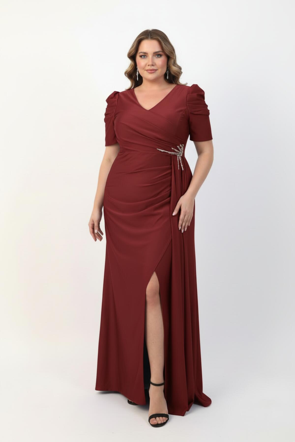 Große Größen: Langes Abendkleid mit Taillendetail, kurzen Ärmeln — Burgund