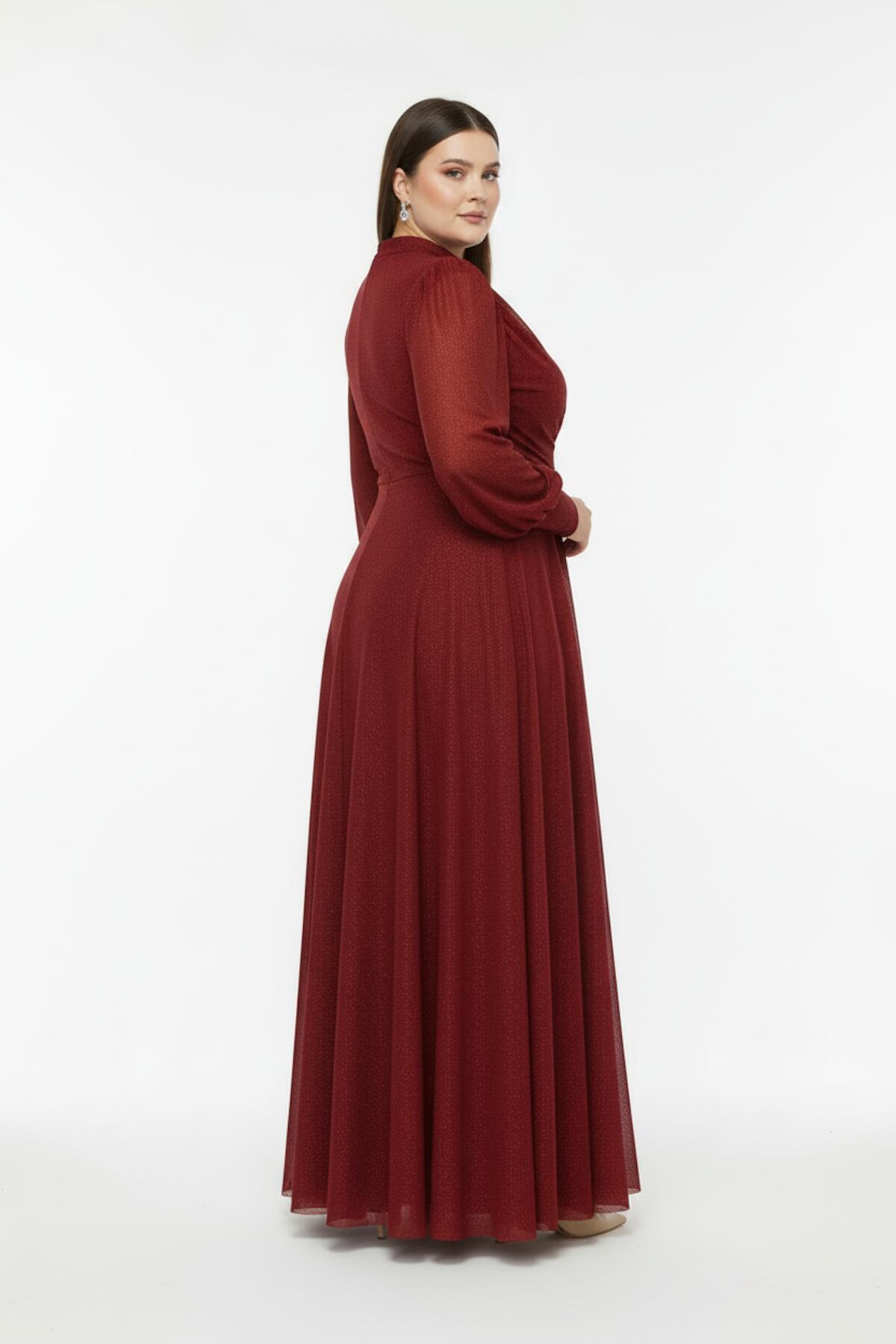 Maxikleid in Großen Größen mit Falten und Taillendetail — Rot