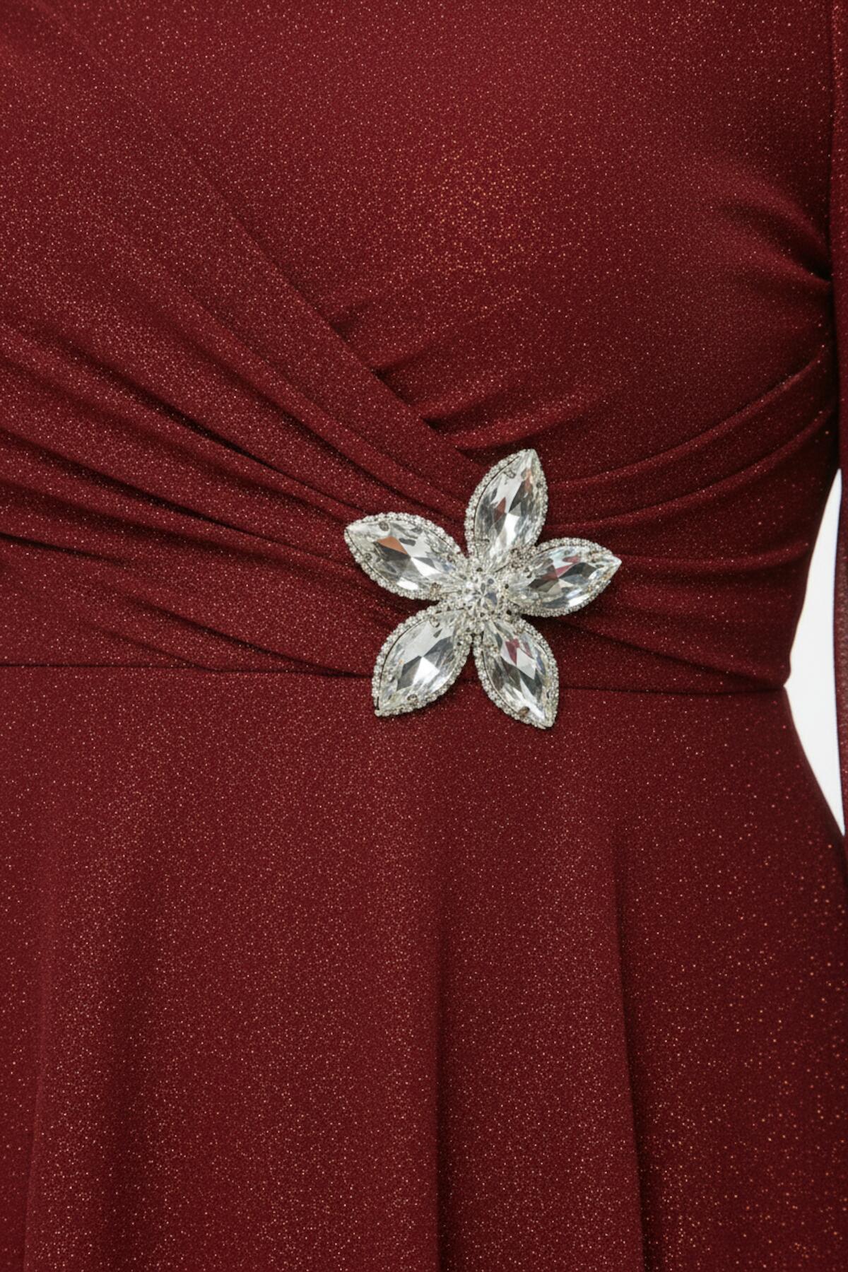 Maxikleid in Großen Größen mit Falten und Taillendetail — Rot