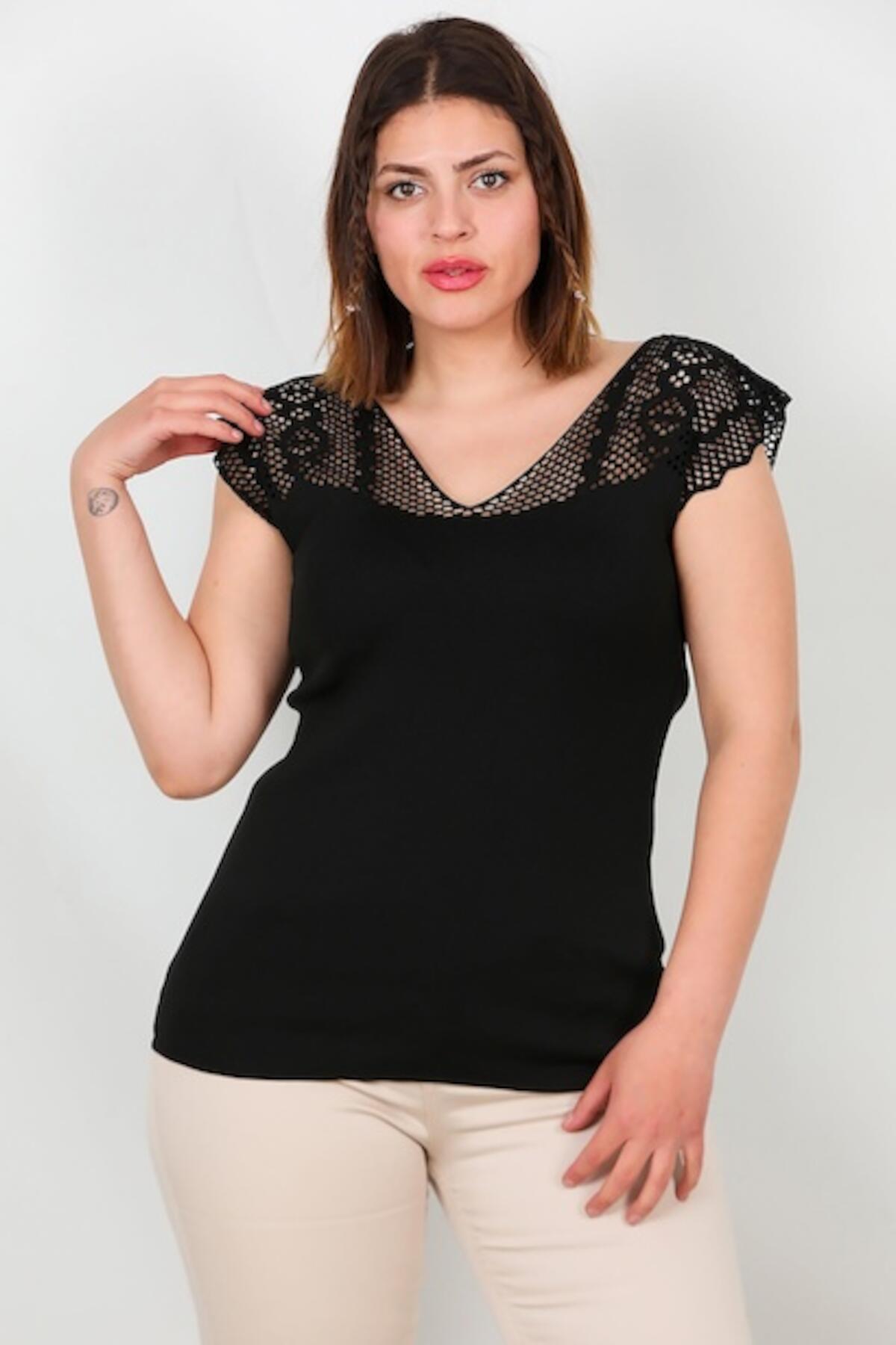 Plus - Size Gebreide Top met Kanten Details en Schouders — Zwart