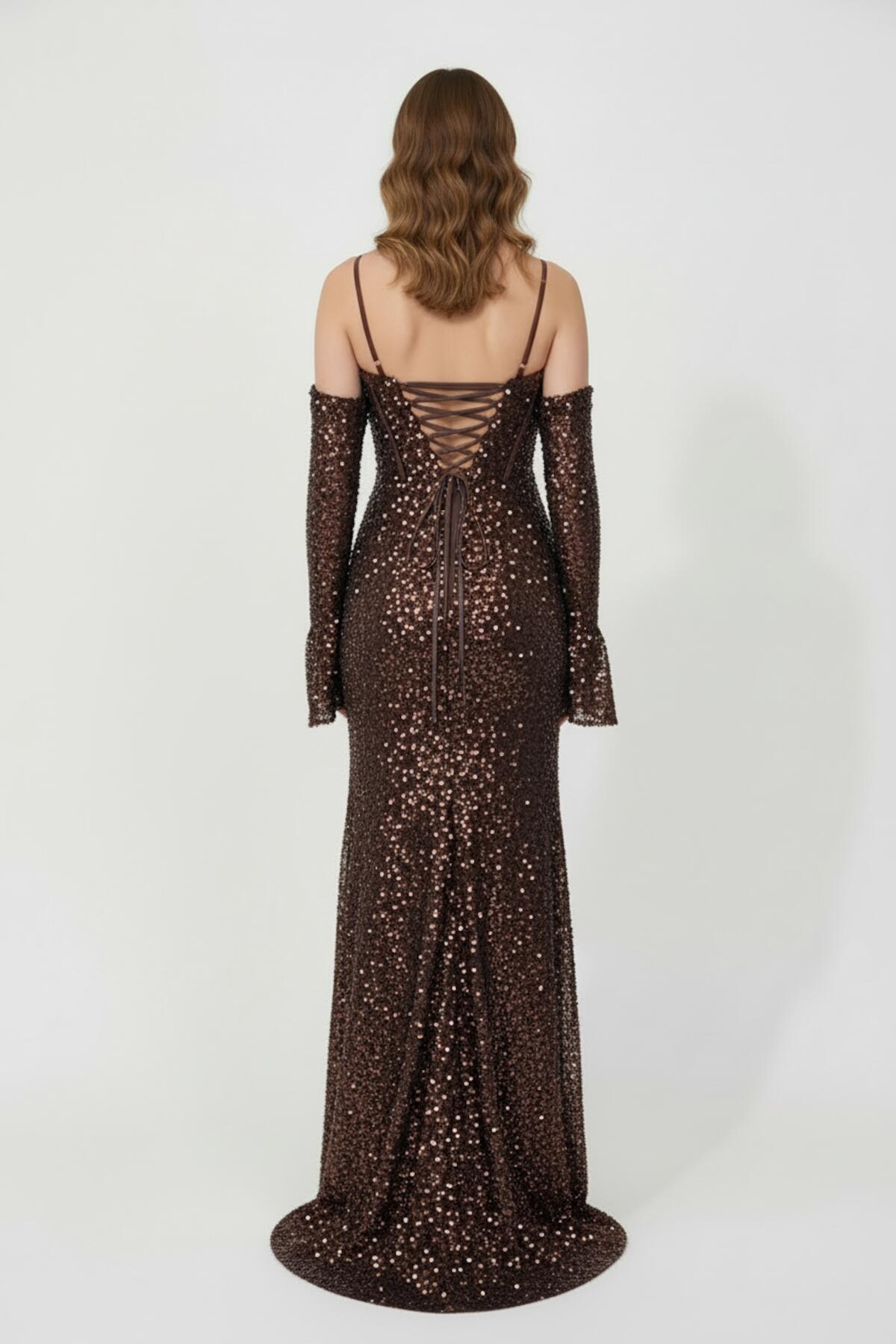 Langes Pailletten-Abendkleid mit Ärmeln in Bahnenoptik — Braun