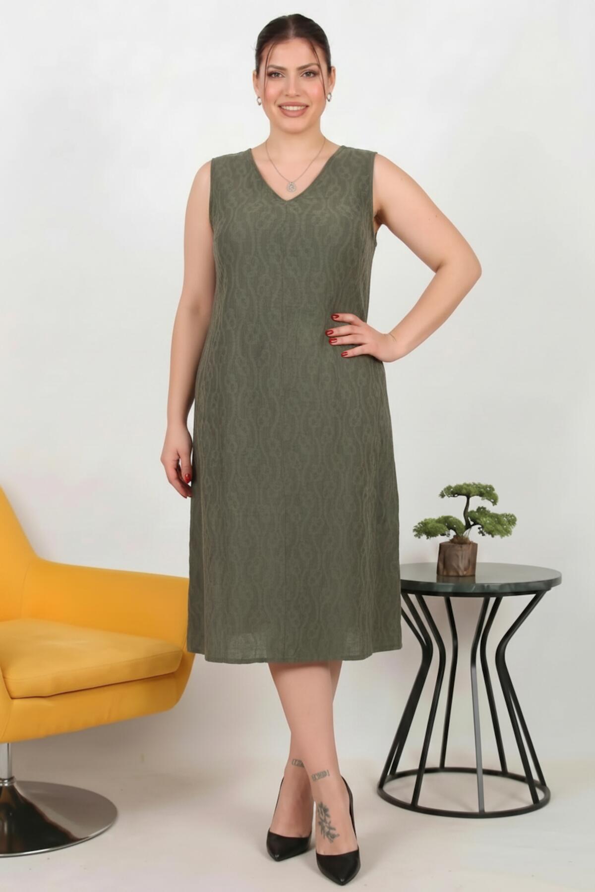 Grote maten viscose jurk met gekruiste rug — Kakikleurig