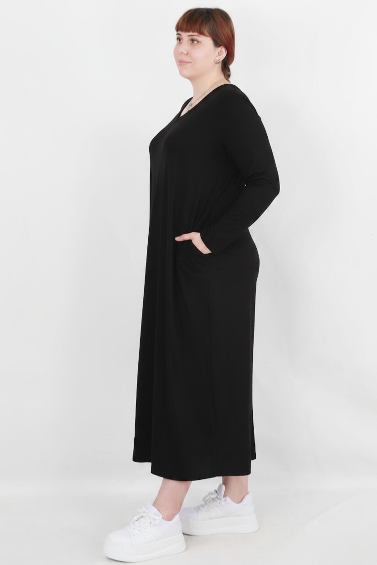 Große Größen: Langes Relaxed-Kleid mit Ärmeln — Schwarz