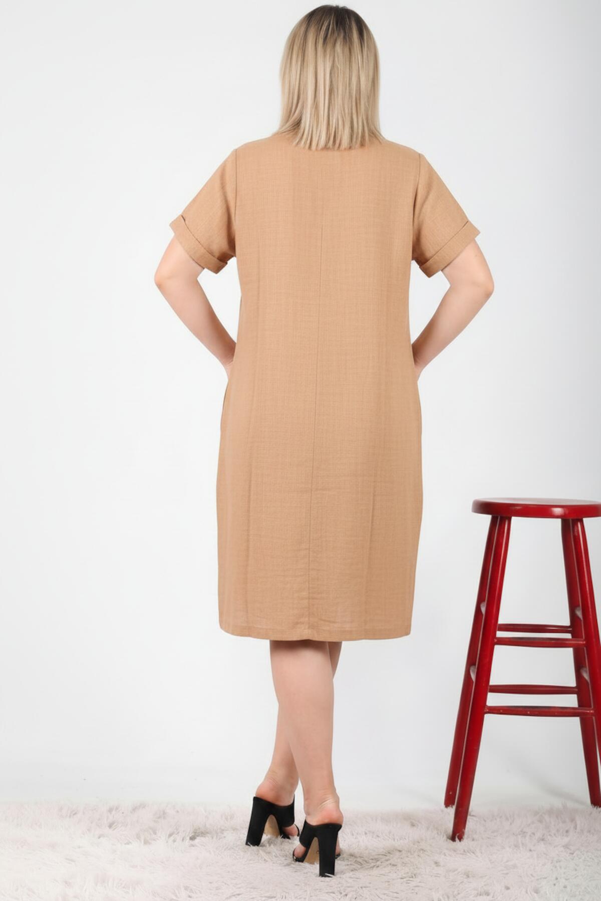 Große Größen - Halsketten-Kleid — Taupe