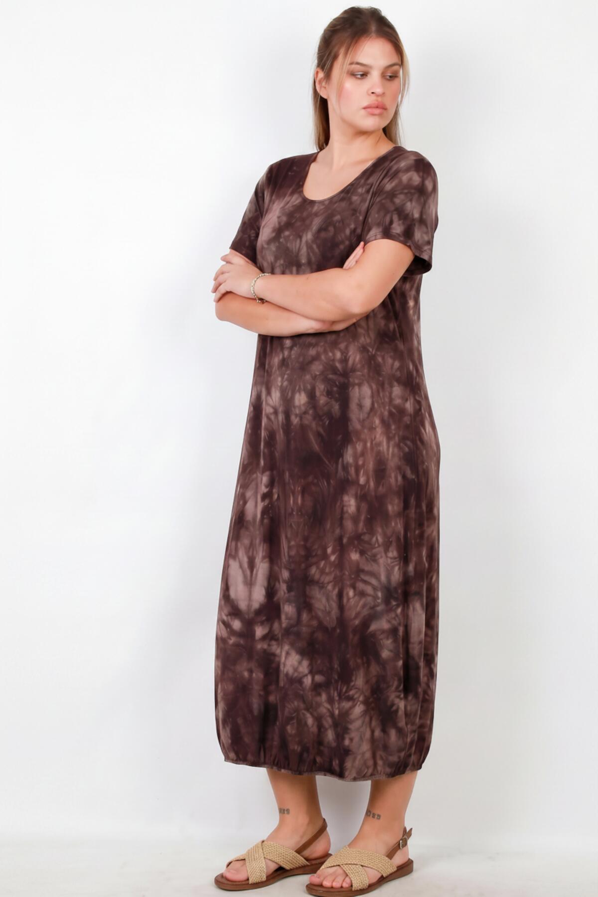 Kleid mit kurzen Ärmeln und Druckknopfsaum in großen Größen — Braun