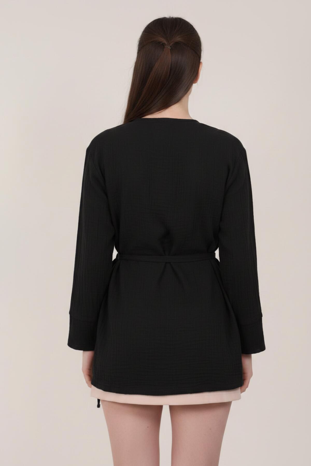 Schwarze Musselin-Wickeltunika im Kimono-Stil