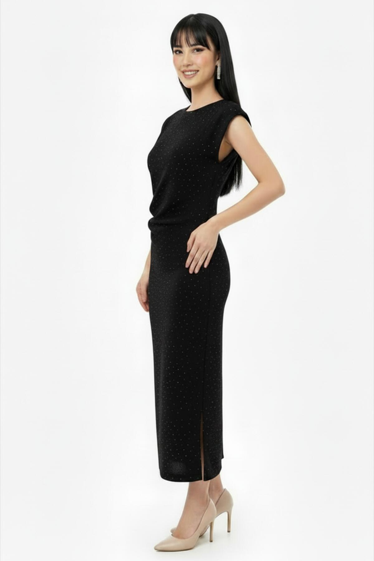 Verziertes Kleid mit geraffter Taille – Schwarz