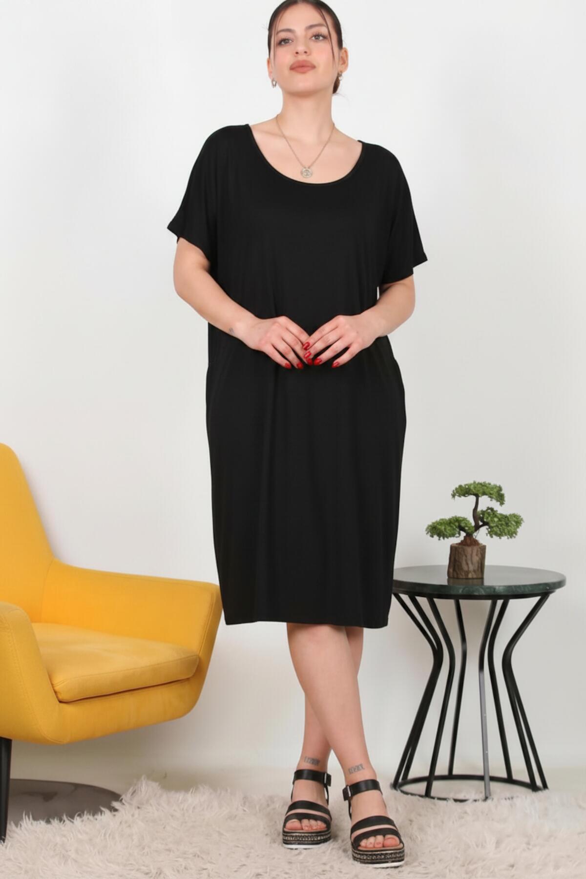 Plus-size jurk met korte mouwen en kangoeroezak — Zwart