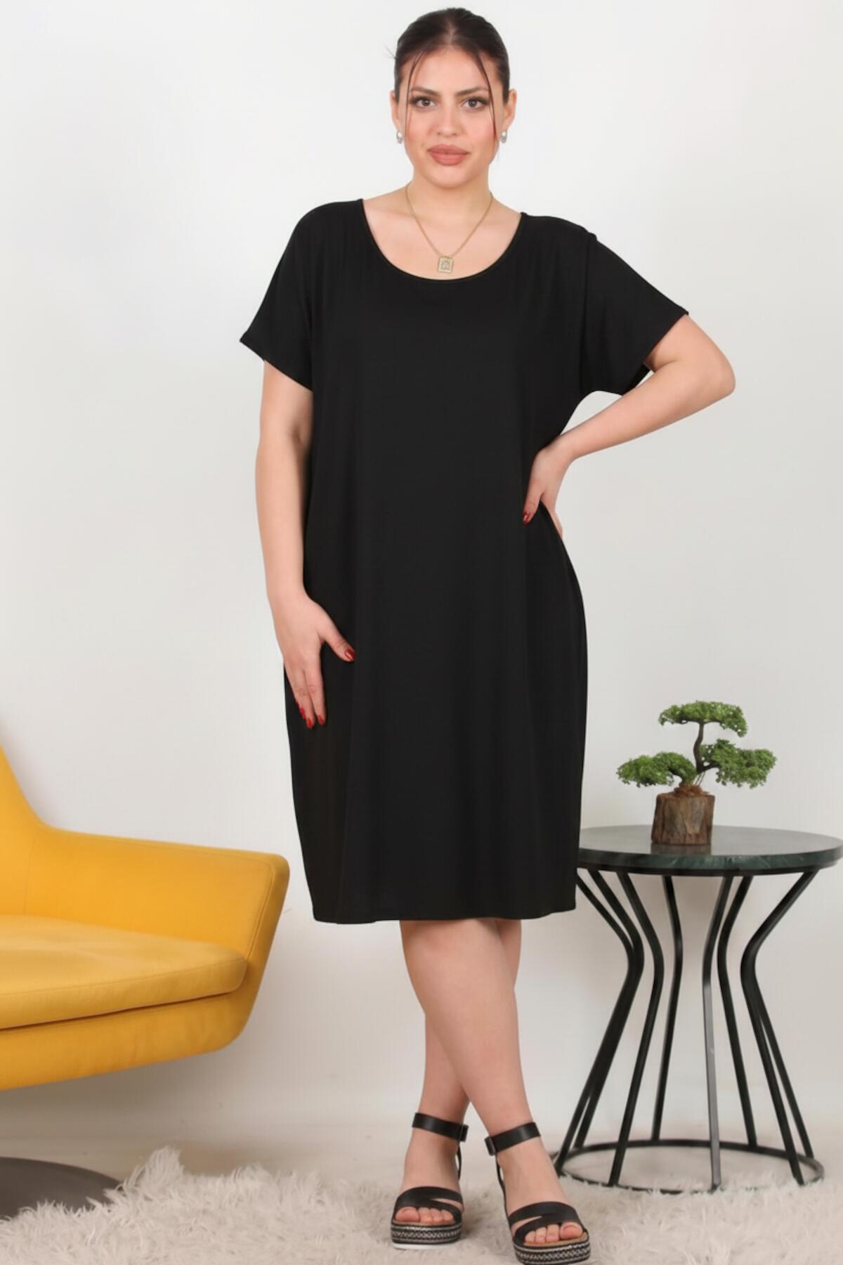 Plus-size jurk met korte mouwen en kangoeroezak — Zwart