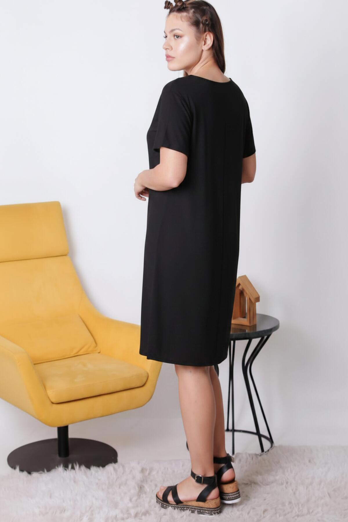 Plus - Size Short - Sleeve Dress With Kangaroo Pocket — Black