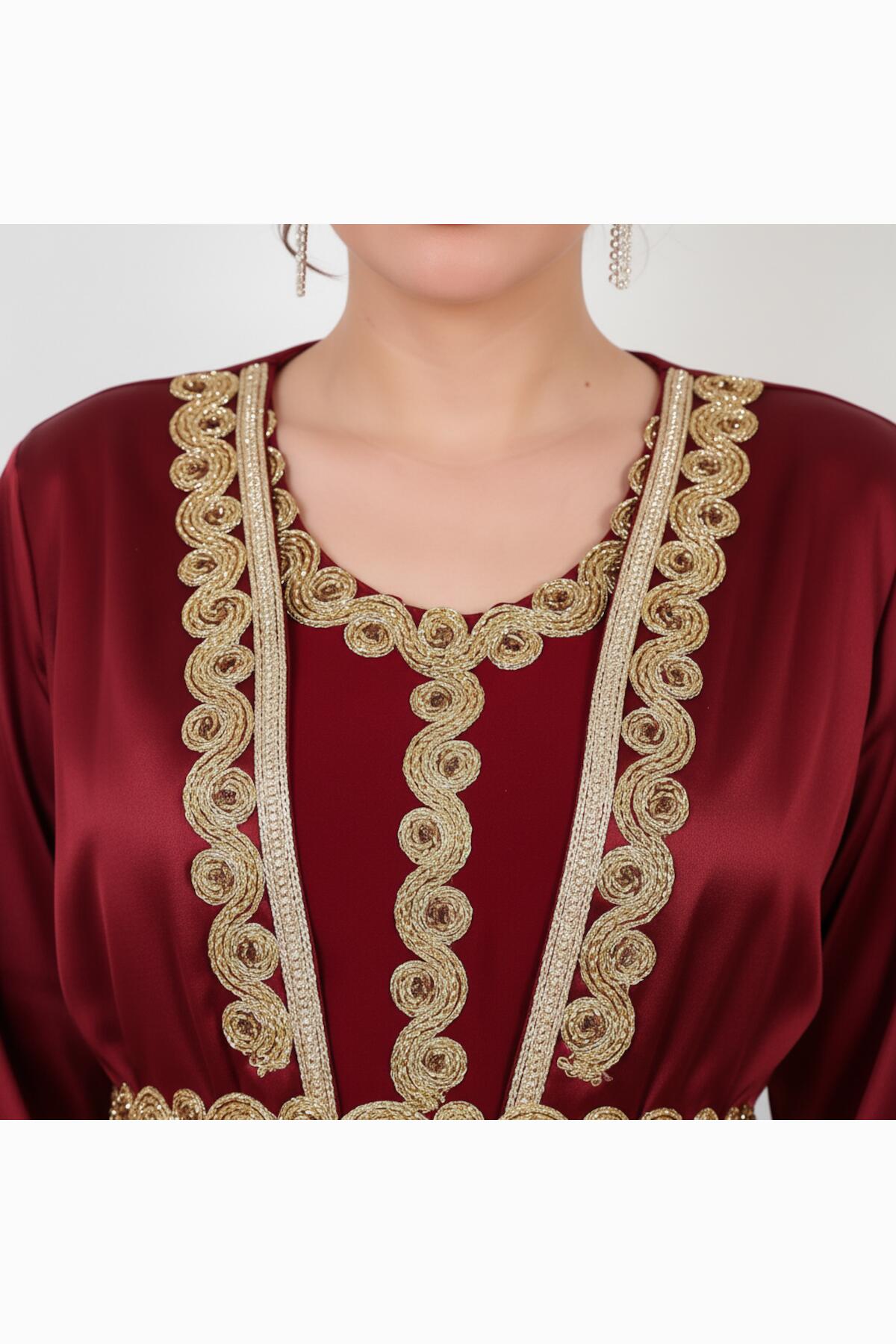 Burgunderroter Satin-Kaftan mit Goldstickerei
