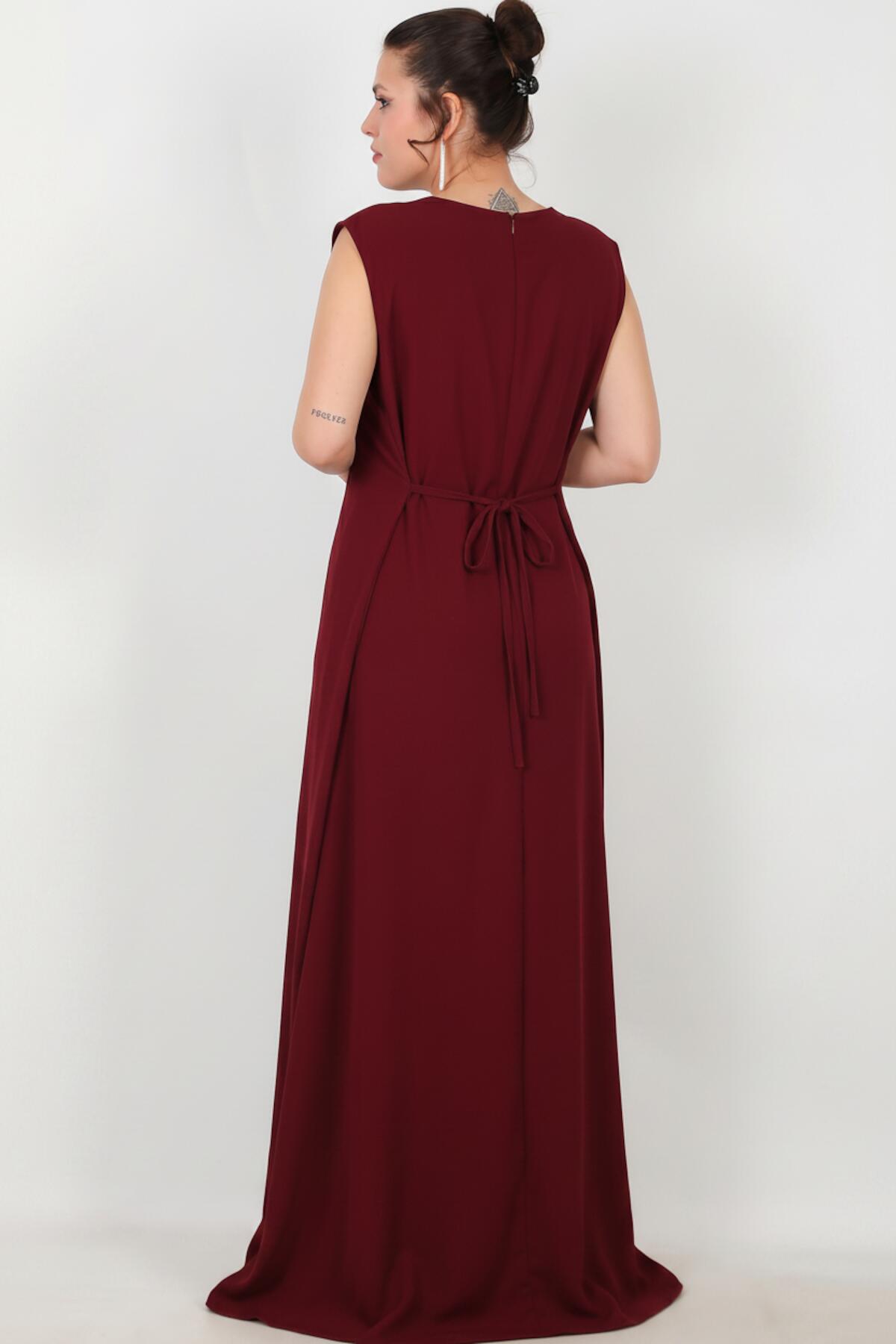 Burgunderroter Satin-Kaftan mit Goldstickerei