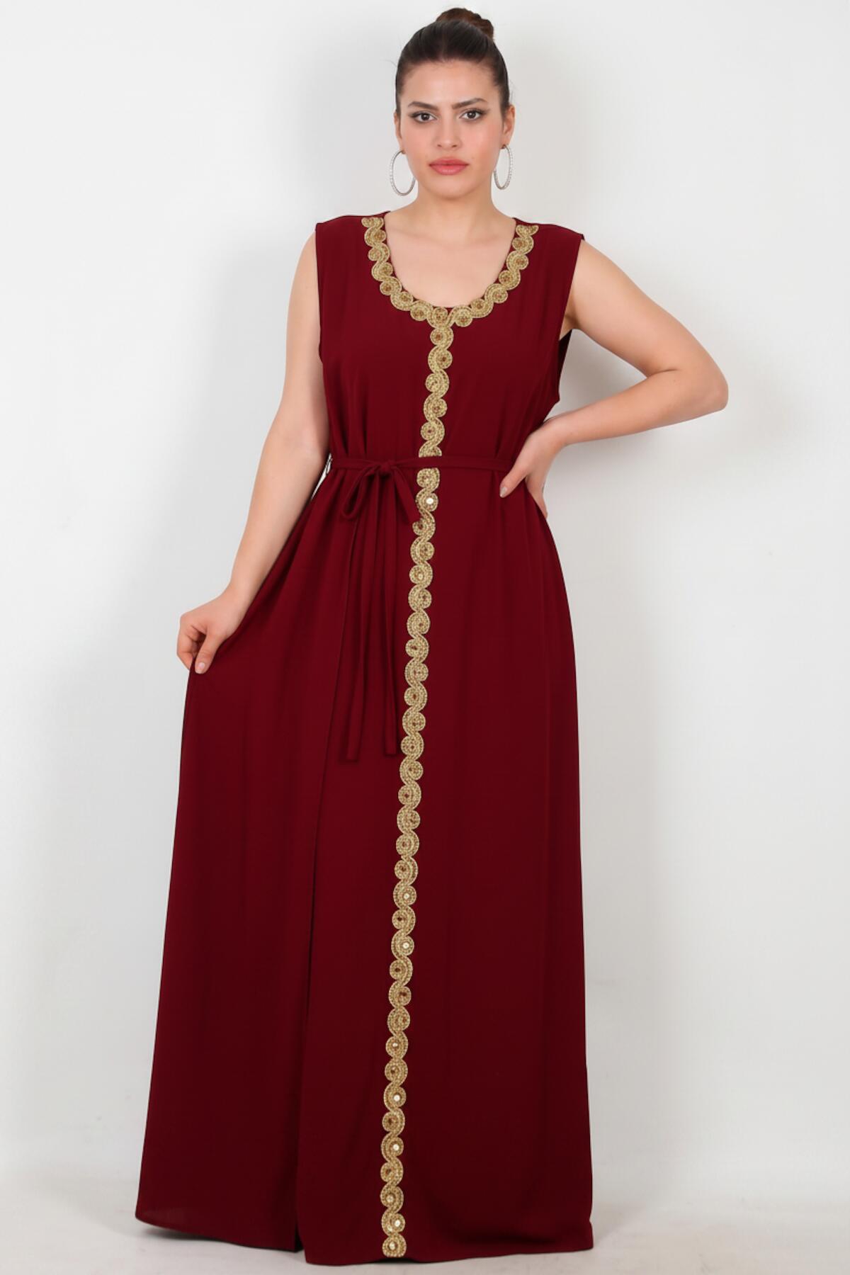 Burgunderroter Satin-Kaftan mit Goldstickerei