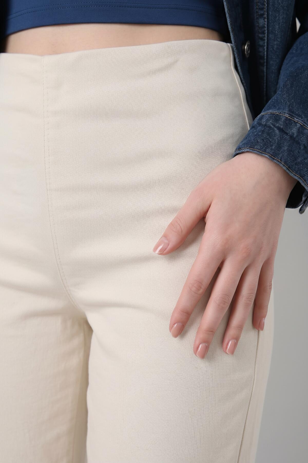 Denimhose mit weitem Bein und Gummizugbund