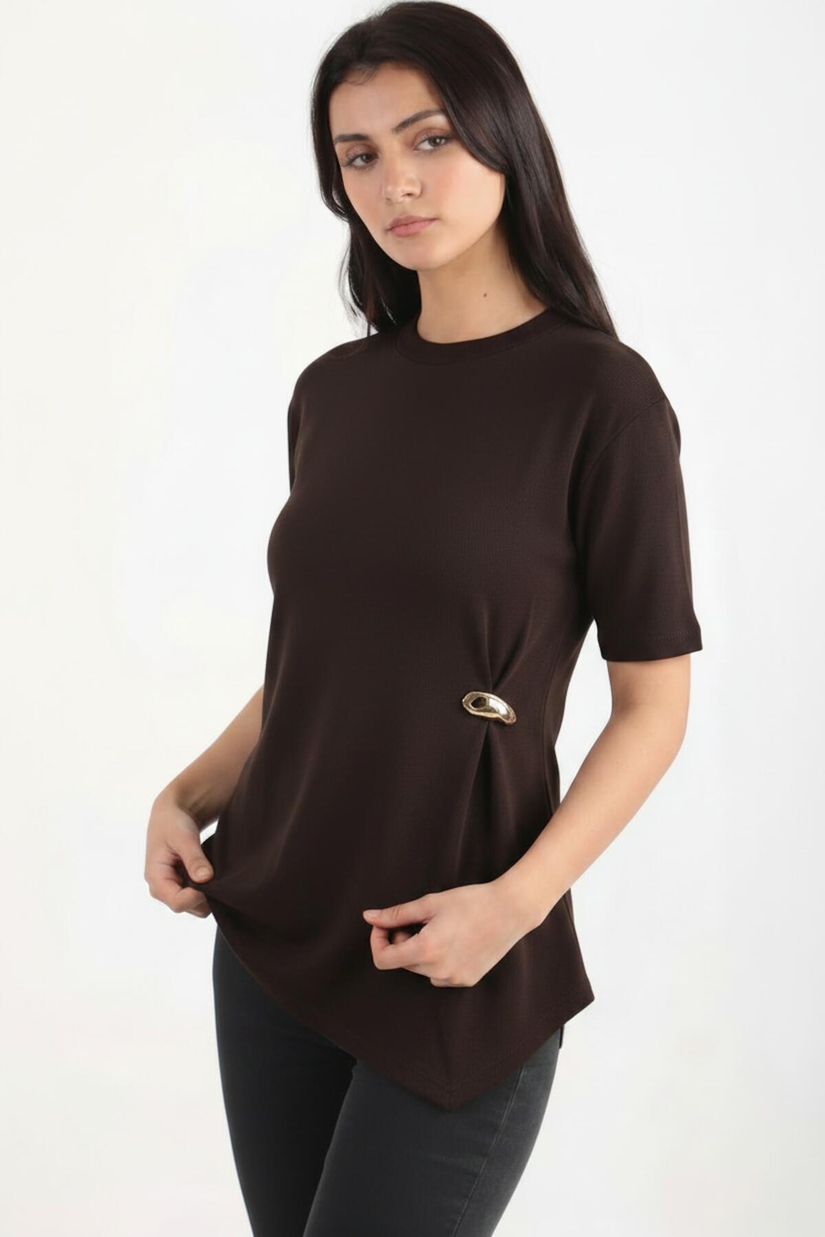Braune Bluse mit Accessoire-Detail