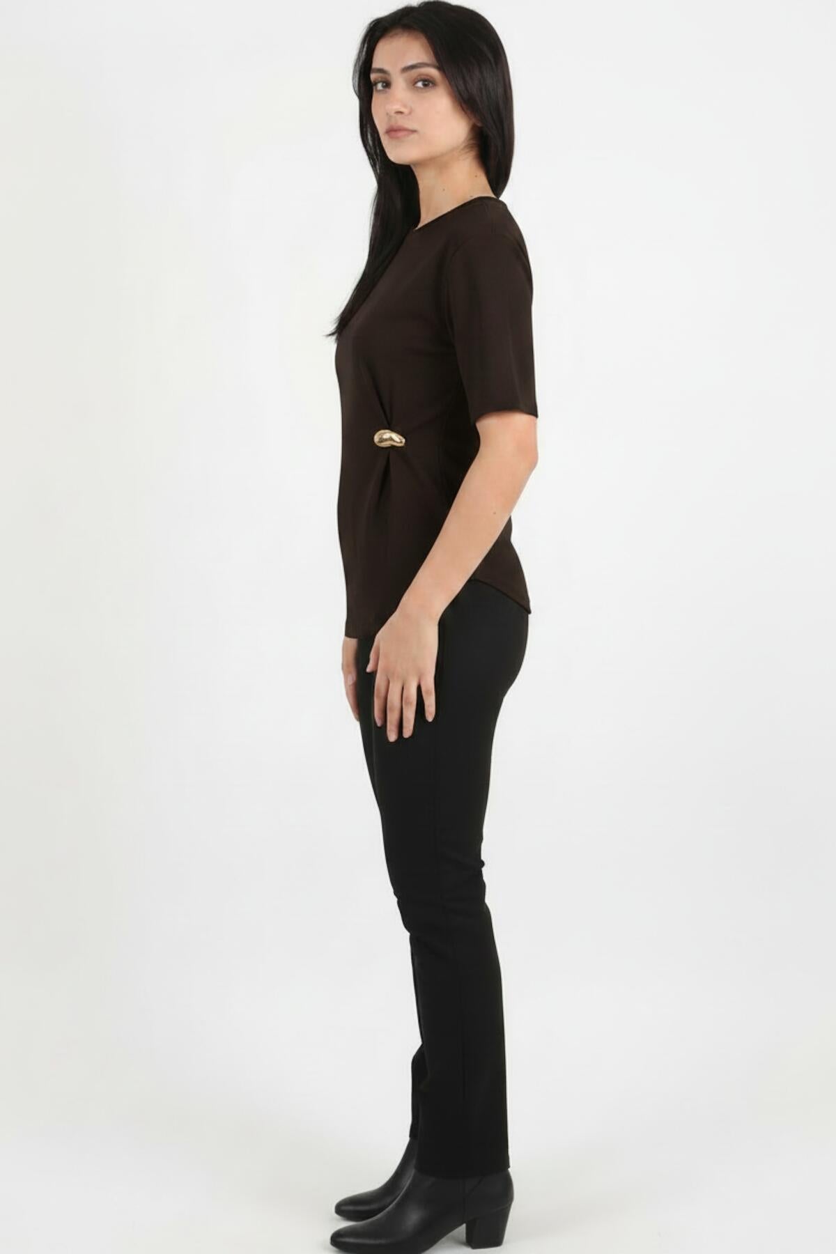 Braune Bluse mit Accessoire-Detail