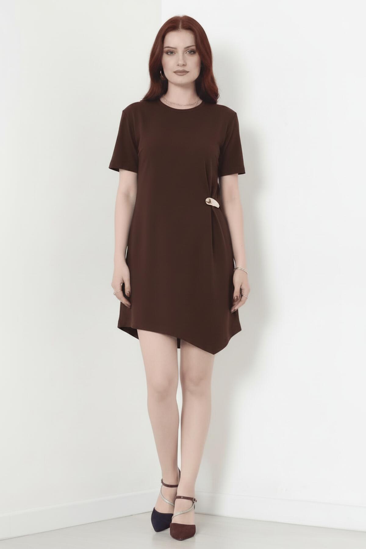 Accessoire - Detail Korte Mouw Jurk — Bruin