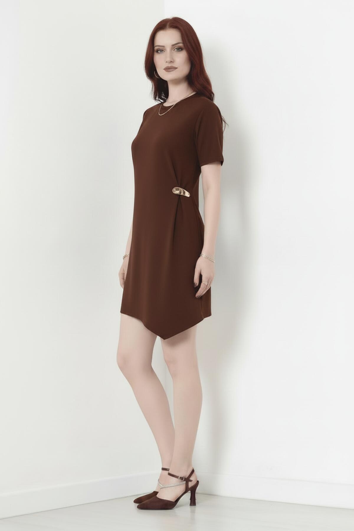 Accessoire - Detail Korte Mouw Jurk — Bruin