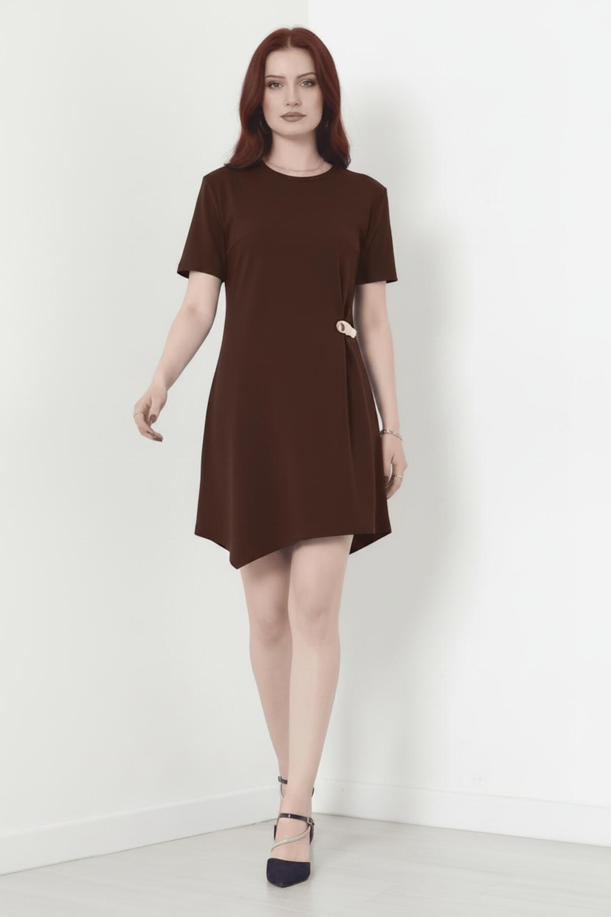 Accessoire - Detail Korte Mouw Jurk — Bruin
