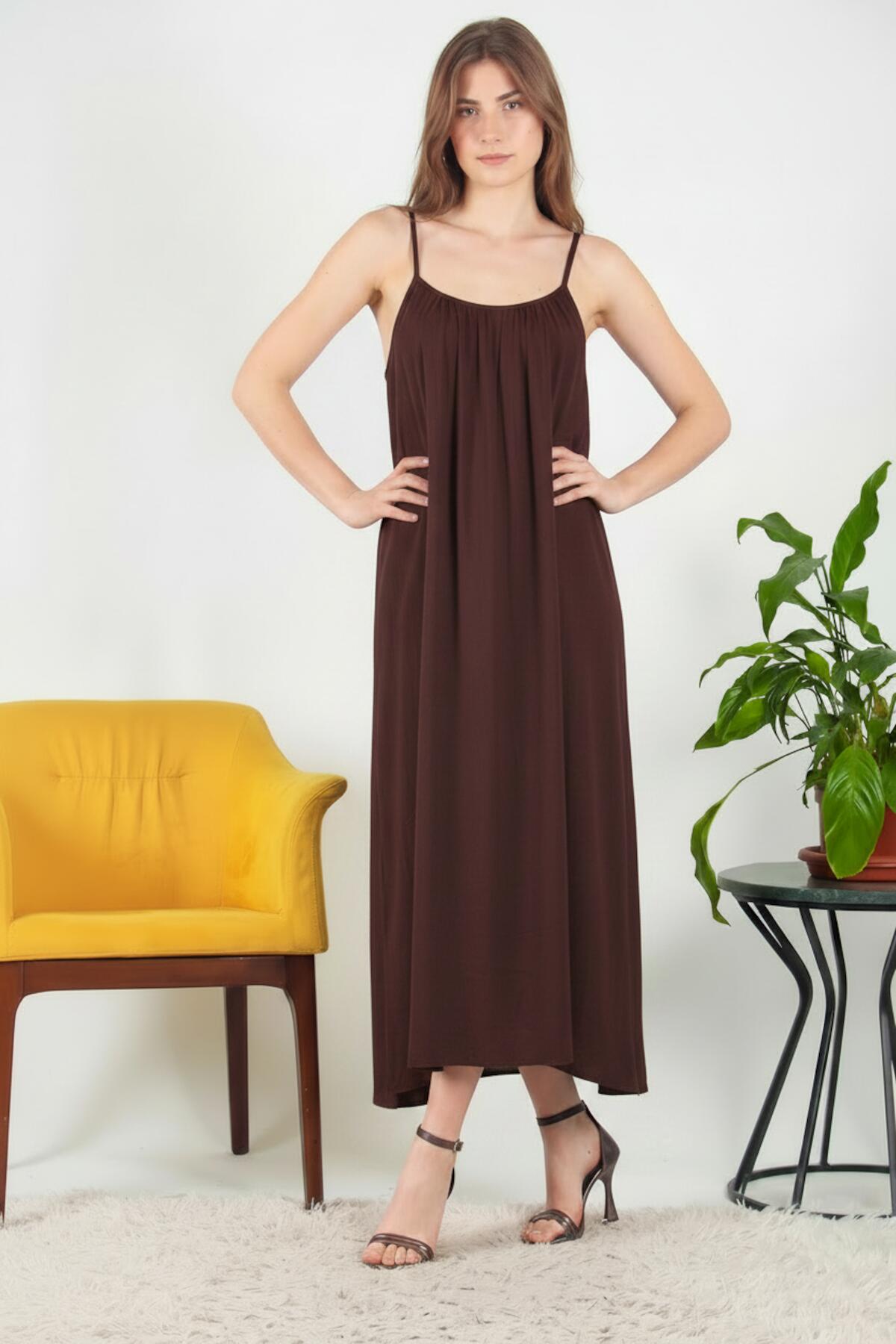 Italienisches Voile-Midikleid mit schmalen Trägern – Braun